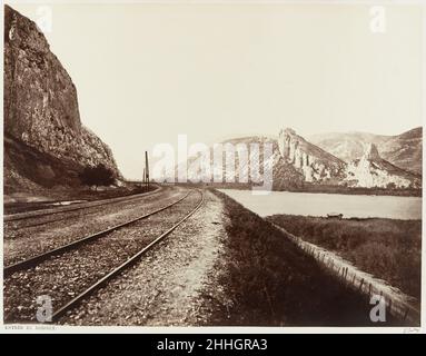 Entree du Robinet ca. 1861 Edouard Baldus Französisch, geboren in Preußen im Juli 1861 beauftragte der Verwaltungsrat für die südliche Region der Eisenbahn Paris-Lyon-Méditerranée Baldus mit der Erstellung eines Albums mit Ansichten der Eisenbahnbauten und Hauptstandorte der Strecke zwischen Lyon, Marseille und Toulon. Diese Linie, insbesondere der Abschnitt, der Lyon und Avignon verbindet, folgte den in der Antike etablierten Handelsrouten entlang des Rhône, dem mächtigsten Fluss Frankreichs, dessen starke Strömung die Schifffahrt immer schwierig und gefährlich und manchmal unmöglich machte. Es liegt am Rande von Stockfoto