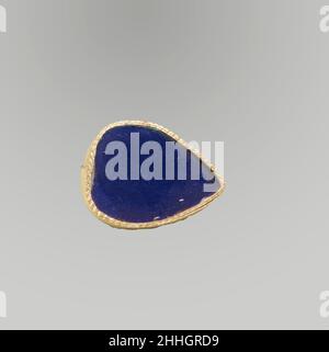 Glas monochromes Fragment 1st Hälfte des 1st. Jahrhunderts n. Chr. Roman Durchscheinend tiefes Kobaltblau, mit weiß oder hellblau geschichtet.Inlay-Fragment.flache Ober- und Unterseite; abgesplitterte Kanten, Tränenform bildend.Polierte Ober- und Unterseite; stumpfe und cremige Verwitterung an der Unterseite; schillernde Verwitterung an abgeplatteten Kanten. Monochromes Glasfragment. Roman. 1st Hälfte des 1st. Jahrhunderts A.D.. Glas; Guss. Frühkaiserlich, Julio-Claudian. Glas Stockfoto