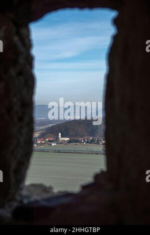 Ruinen der mittelalterlichen gotischen Burg Reviste. Burg Revistske Podzamcie. Slowakei. Stockfoto