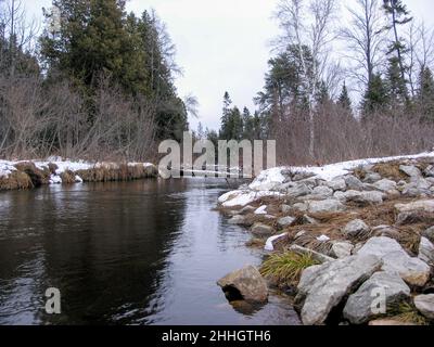 Wunderschöne Winterlandschaft des Au Sable Flusses in Greyling Stockfoto