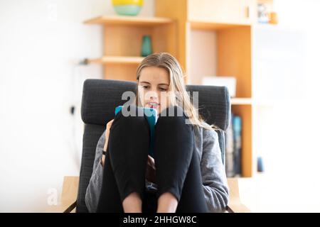 Junge Frau mit digital-Tablette zu Hause Stockfoto