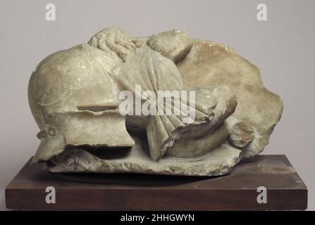 Junge Mourner, der sich Ende des 15th. Jahrhunderts auf Helm und Schild ausruht, südholländisch oder rheinisch. Boy Mourner ruht auf Helm und Schild 467623 Stockfoto