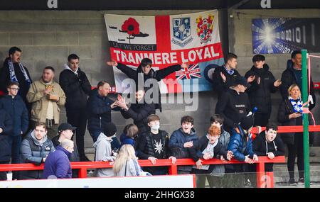 Tranmere-Fans während des zweiten Spiels der Sky Bet League zwischen Crawley Town und Tranmere Rovers im People's Pension Stadium , Crawley , Großbritannien - 22nd. Januar 2022 - nur für redaktionelle Verwendung. Keine Verkaufsförderung. Für Football-Bilder gelten Einschränkungen für FA und Premier League. Keine Nutzung des Internets/Handys ohne FAPL-Lizenz - für Details wenden Sie sich an Football Dataco Stockfoto