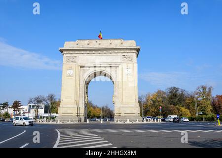 Bukarest, Rumänien - 6. November 2021: Arcul de Triumph (Triumphbogen) Triumphbogen und Wahrzeichen, im nördlichen Teil der Stadt auf Stockfoto