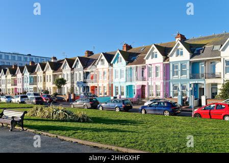 Hell gestrichene Reihenhäuser an der New Parade an der Strandpromenade von Worthing West Sussex England Stockfoto