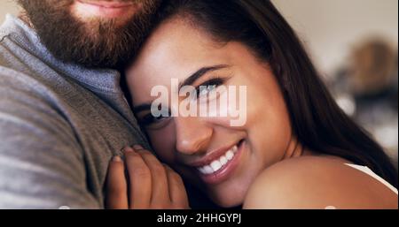 Liebe hält ein Zuhause warm. Aufnahme eines liebevollen jungen Paares, das zu Hause einen romantischen Moment teilt. Stockfoto