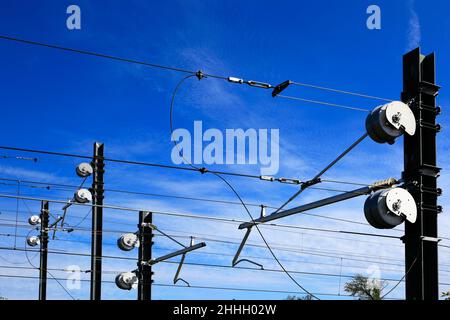 Die 25kV Freileitungsausrüstung, London nach Bedford Line Railway, in der Nähe von Bedford Town, Bedfordshire, England, Großbritannien Stockfoto