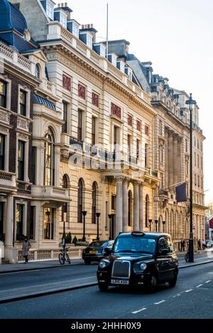 Taxi, das an der 67 Pall Mall vorbeifährt, einem Restaurant und einer Bar in der vornehmen Gegend von St. James's, City of Westminster, London, England, Großbritannien Stockfoto