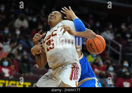 Angel Jackson (15) und die UCLA Bruins bewachen Dominique ONU (2) bei einem NCAA College-Basketballspiel für Frauen am Sonntag, den 23. Januar 202, in Los Angeles. UCLA besiegte den USC 68-58. Stockfoto