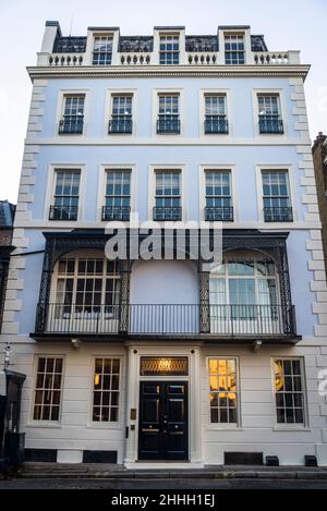 8 Cleveland Row SW1, ein denkmalgeschütztes Gebäude, erbaut zwischen 17th und 19th Jahrhundert, in der vornehmen Gegend von St. James, City of Westminster, London, en Stockfoto