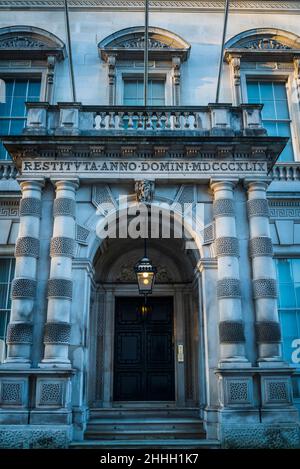 Fassade in der Cleveland Row SW1, in der vornehmen Gegend von St. James, City of Westminster, London, England, Großbritannien Stockfoto