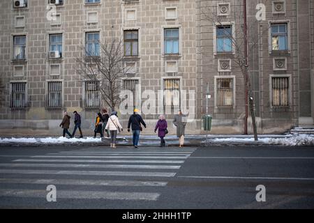 Belgrad, Serbien, 23. Januar 2022: Menschen überqueren die Glavna-Straße in Zemun Stockfoto