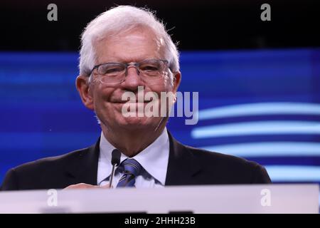 Brüssel, Belgien. 24th Januar 2022. Josep BORRELL, der Chef der Europäischen Union für Außenpolitik, spricht auf einer Pressekonferenz nach dem Treffen des Rates für Auswärtige Angelegenheiten am Sitz des EU-Rates. Die Außenminister der EU diskutierten über die politische Krise in der Ukraine und mögliche Maßnahmen, um Russland vom Einmarsch in die Ukraine abzuhalten. (Bild: © Valeria Mongelli/ZUMA Press Wire) Stockfoto