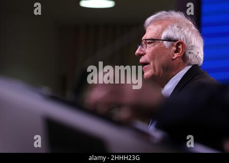 Brüssel, Belgien. 24th Januar 2022. Josep BORRELL, der Chef der Europäischen Union für Außenpolitik, spricht auf einer Pressekonferenz nach dem Treffen des Rates für Auswärtige Angelegenheiten am Sitz des EU-Rates. Die Außenminister der EU diskutierten über die politische Krise in der Ukraine und mögliche Maßnahmen, um Russland vom Einmarsch in die Ukraine abzuhalten. (Bild: © Valeria Mongelli/ZUMA Press Wire) Stockfoto