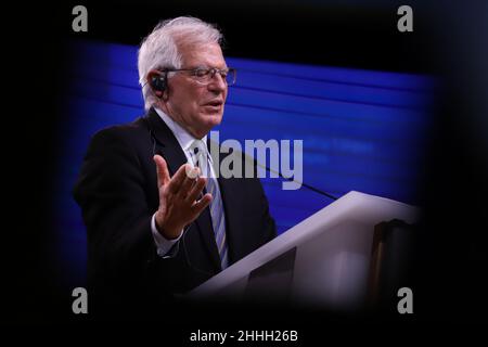 Brüssel, Belgien. 24th Januar 2022. Josep BORRELL, der Chef der Europäischen Union für Außenpolitik, spricht auf einer Pressekonferenz nach dem Treffen des Rates für Auswärtige Angelegenheiten am Sitz des EU-Rates. Die Außenminister der EU diskutierten über die politische Krise in der Ukraine und mögliche Maßnahmen, um Russland vom Einmarsch in die Ukraine abzuhalten. (Bild: © Valeria Mongelli/ZUMA Press Wire) Stockfoto