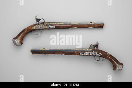 Paar Flintlock Pistolen des Grafen Heinrich von Brühl (1700–1763) ca. 1740 Adrien Reynier der Jüngere, genannt Le Hollandois Diese exquisit verzierten Pistolen stellen einen Höhepunkt der Gunmaker-Kunst während der Regierungszeit Ludwigs XV. Dar, als der französische Stil der Schusswaffenverzierung die Mode für ganz Europa setzte. Sie sind signiert von Le Hollandois (der Niederländer), ein Spitzname, der auf drei Generationen von Waffenherstellern der Familie Reynier aus Holland angewendet wurde, die in Paris arbeiteten und von Mitte des 17. Bis Mitte des 18. Jahrhunderts Feuerwaffen für Mitglieder des königlichen Hofes schufen. Der Stil von Stockfoto