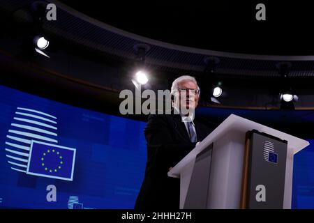 Brüssel, Belgien. 24th Januar 2022. Josep BORRELL, der Chef der Europäischen Union für Außenpolitik, spricht auf einer Pressekonferenz nach dem Treffen des Rates für Auswärtige Angelegenheiten am Sitz des EU-Rates. Die Außenminister der EU diskutierten über die politische Krise in der Ukraine und mögliche Maßnahmen, um Russland vom Einmarsch in die Ukraine abzuhalten. (Bild: © Valeria Mongelli/ZUMA Press Wire) Stockfoto