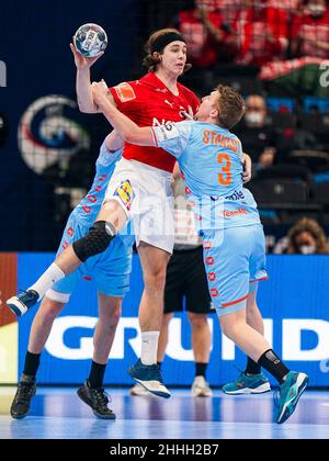 BUDAPEST, UNGARN - 24. JANUAR: Jacob Tandrup Holm of Denmark, Ivar Stavast of the Netherlands während des Männer-EHF-EM 2022-Hauptturnensmatches der Gruppe I zwischen Dänemark und den Niederlanden am 24. Januar 2022 im MVM Dome in Budapest, Ungarn (Foto: Henk Seppen/Orange Picles) Stockfoto