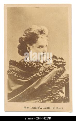 Antike ca. 1860s Carte de Visite von Tennie Claflin. Lady Tennessee Celeste Claflin, Viscountess of Montserrat (1844-1923), auch bekannt als Tennie C., war eine amerikanische Frauenrechtlerin, die zusammen mit ihrer Schwester Victoria Woodhull am besten als erste Frau bekannt war, die 1870 eine Wall Street Brokerage-Firma eröffnet hat. QUELLE: ORIGINAL PHOTOGRAPHIC CARTE DE VISITE Stockfoto