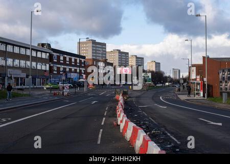 Blick entlang der A34 in Richtung Wohngebäude in Lozells und East Handsworth von Newtown in der Nähe des Stadtzentrums am 5th. Januar 2022 in Birmingham, Großbritannien. Lozells ist ein ethnisch vielfältiges innerstädtische Gebiet in West Birmingham, England, und ist Teil der Stadtteile von Lozells und East Handsworth und liegt zwischen den Stadtteilen Handsworth und Aston. Die Wohnungen in Lozells bestehen hauptsächlich aus Reihenhäusern, die gebaut wurden, als das Gebiet industrialisiert wurde und die Arbeiter Wohnraum benötigten. Das Gehäuse ist eine Mischung aus privaten und ratshäusern, mit einigen neueren Hochhäusern der Nachkriegszeit A Stockfoto