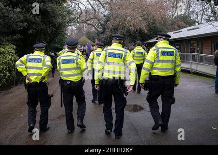 Demonstranten versammeln sich mit Plakaten gegen die Pläne der Konservativen für den neuen Polizeigesetzentwurf beim Protest „Kill the Bill“ am 15th. Januar 2022 in London, Großbritannien. Im ganzen Vereinigten Königreich wurden Demonstrationen gegen das Gesetz über Polizei, Kriminalität, Verurteilung und Gerichte abgehalten, dessen Gesetzgebung, die eine breite Palette von Themen abdeckt, der Polizei mehr Befugnisse bei der Kontrolle von gewaltfreien oder statischen Protesten und der Einführung einer Reihe neuer Regeln für den Einsatz durch die Polizei geben würde. Die Demonstranten betrachten den Gesetzentwurf als unverhältnismäßige Kontrollen der Meinungsfreiheit und ihres Rechts auf friedlichen Protest. Die Menschenrechte cha Stockfoto