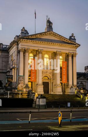 Haupteingang der Tate Britain, einem großen Kunstmuseum auf Millbank mit historischer britischer Kunst, in der City of Westminster, London, England, Großbritannien Stockfoto