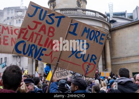 Weltweite Kundgebung für Freiheit Demonstranten versammeln sich im Zentrum von London, um gegen die Pläne der Regierungen zu protestieren, die für alle NHS-Arbeiter an vorderster Front eine verpflichtende Covid-Impfung vorgesehen haben, die am 22nd. Januar 2022 in London, Großbritannien, in Kraft treten soll. NHS-Mitarbeiter, die gegen das Mandat vorgehen und Impfjabs ablehnen, könnten sich dem Sack stellen. Die World Wide Demonstration oder World Wide Rally for Freedom ist eine internationale Protestveranstaltung der Gemeinschaft, bei der die Bürger gegen Einschränkungen im Zusammenhang mit dem Coronavirus in ihren Ländern vorgehen. Stockfoto