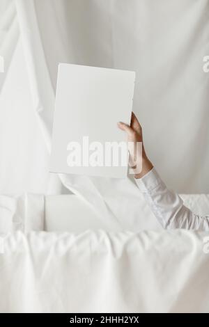 Das Mädchen hält in der Hand die Zeitschrift Modell der A4-Format Stockfoto