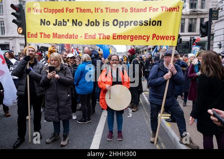 Weltweite Kundgebung für Freiheit Demonstranten versammeln sich im Zentrum von London, um gegen die Pläne der Regierungen zu protestieren, die für alle NHS-Arbeiter an vorderster Front eine verpflichtende Covid-Impfung vorgesehen haben, die am 22nd. Januar 2022 in London, Großbritannien, in Kraft treten soll. NHS-Mitarbeiter, die gegen das Mandat vorgehen und Impfjabs ablehnen, könnten sich dem Sack stellen. Die World Wide Demonstration oder World Wide Rally for Freedom ist eine internationale Protestveranstaltung der Gemeinschaft, bei der die Bürger gegen Einschränkungen im Zusammenhang mit dem Coronavirus in ihren Ländern vorgehen. Stockfoto