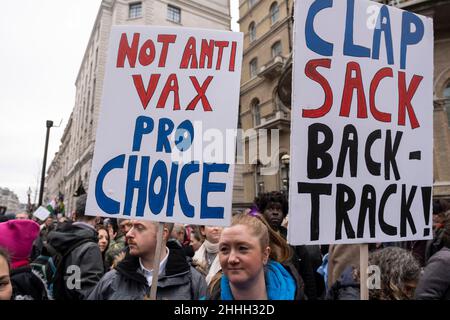 Weltweite Kundgebung für Freiheit Demonstranten versammeln sich im Zentrum von London, um gegen die Pläne der Regierungen zu protestieren, die für alle NHS-Arbeiter an vorderster Front eine verpflichtende Covid-Impfung vorgesehen haben, die am 22nd. Januar 2022 in London, Großbritannien, in Kraft treten soll. NHS-Mitarbeiter, die gegen das Mandat vorgehen und Impfjabs ablehnen, könnten sich dem Sack stellen. Die World Wide Demonstration oder World Wide Rally for Freedom ist eine internationale Protestveranstaltung der Gemeinschaft, bei der die Bürger gegen Einschränkungen im Zusammenhang mit dem Coronavirus in ihren Ländern vorgehen. Stockfoto