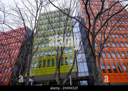 Mehrfarbige Büros von Google in der St Giles High Street am 21st. Januar 2022 in London, Großbritannien. Google kündigte vor kurzem einen Deal, um das Gebäude zu kaufen, trotz der Unsicherheit, ob die Menschen wieder ins Büro arbeiten. Google LLC ist ein US-amerikanisches multinationales Technologieunternehmen, das sich auf internetbezogene Dienste und Produkte spezialisiert hat, zu denen Online-Werbetechnologien, eine Suchmaschine, Cloud-Computing, Software und Hardware gehören. Stockfoto