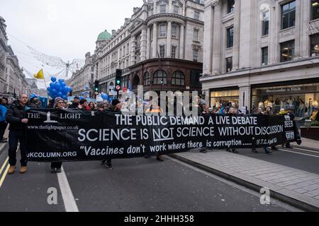 Weltweite Kundgebung für Freiheit Demonstranten versammeln sich im Zentrum von London, um gegen die Pläne der Regierungen zu protestieren, die für alle NHS-Arbeiter an vorderster Front eine verpflichtende Covid-Impfung vorgesehen haben, die am 22nd. Januar 2022 in London, Großbritannien, in Kraft treten soll. NHS-Mitarbeiter, die gegen das Mandat vorgehen und Impfjabs ablehnen, könnten sich dem Sack stellen. Die World Wide Demonstration oder World Wide Rally for Freedom ist eine internationale Protestveranstaltung der Gemeinschaft, bei der die Bürger gegen Einschränkungen im Zusammenhang mit dem Coronavirus in ihren Ländern vorgehen. Stockfoto