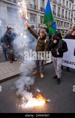 Weltweite Kundgebung für Freiheit Demonstranten erheben in der Londoner Innenstadt ein Fackeln, um gegen die Pläne der Regierungen zu protestieren, die für alle NHS-Arbeiter an vorderster Front eine verpflichtende Covid-Impfung vorgesehen haben, die am 22nd. Januar 2022 in London, Großbritannien, in Kraft treten soll. NHS-Mitarbeiter, die gegen das Mandat vorgehen und Impfjabs ablehnen, könnten sich dem Sack stellen. Die World Wide Demonstration oder World Wide Rally for Freedom ist eine internationale Protestveranstaltung der Gemeinschaft, bei der die Bürger gegen Einschränkungen im Zusammenhang mit dem Coronavirus in ihren Ländern vorgehen. Stockfoto