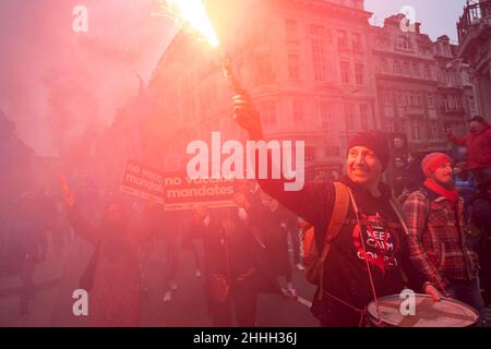 Die weltweite Kundgebung für die Freiheit Protestierende hält in der Londoner Innenstadt einen Aufflackern ab, um gegen die Pläne der Regierungen für verpflichtende Covid-Impfungen für alle NHS-Arbeiter an vorderster Front zu protestieren, die im April am 22nd. Januar 2022 in London, Großbritannien, in Kraft treten sollen. NHS-Mitarbeiter, die gegen das Mandat vorgehen und Impfjabs ablehnen, könnten sich dem Sack stellen. Die World Wide Demonstration oder World Wide Rally for Freedom ist eine internationale Protestveranstaltung der Gemeinschaft, bei der die Bürger gegen Einschränkungen im Zusammenhang mit dem Coronavirus in ihren Ländern vorgehen. Stockfoto