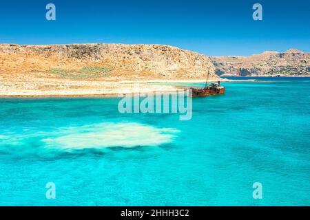 Rostender Schiffswrack an der Küste in der Nähe der Balos-Lagune nordwestlich der Insel Kreta, Griechenland. Stockfoto