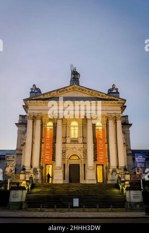 Haupteingang der Tate Britain, einem großen Kunstmuseum auf Millbank mit historischer britischer Kunst, in der City of Westminster, London, England, Großbritannien Stockfoto