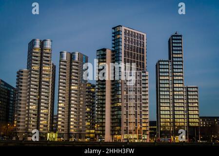 Neue Wohnanlagen mit modernen Hochhäusern am Albert Embankment, Vauxhall, London, England, Großbritannien Stockfoto