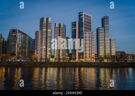 Neue Wohnanlagen mit modernen Hochhäusern am Albert Embankment, Vauxhall, London, England, Großbritannien Stockfoto