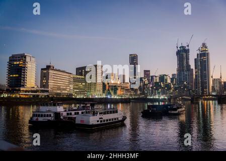 Neue Wohnanlagen mit modernen Hochhäusern am Albert Embankment, Vauxhall, London, England, Großbritannien Stockfoto