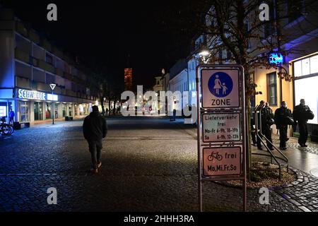 Bernau, Deutschland. 24th Januar 2022. Die Polizei marschierte in der Bürgermeisterstraße in der Bernauer Innenstadt, nachdem sich etwa 100 Menschen hier versammelt hatten. Für eine angekündigte Demonstration gegen die Corona-Regeln, trotz der Aufforderung der Polizei, war kein Versammlungsleiter vorgekommen. Quelle: Soeren Stache/dpa-Zentralbild/dpa/Alamy Live News Stockfoto