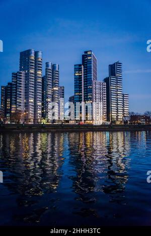Neue Wohnanlagen mit modernen Hochhäusern am Albert Embankment, Vauxhall, London, England, Großbritannien Stockfoto
