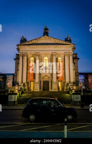 Haupteingang der Tate Britain, einem großen Kunstmuseum auf Millbank mit historischer britischer Kunst, in der City of Westminster, London, England, Großbritannien Stockfoto