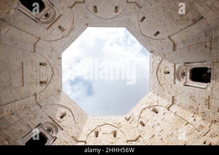 Castel del Monte. Castel del Monte ist eine Festung aus dem 13. Jahrhundert, die vom Kaiser des Heiligen Römischen Reiches Friedrich II., Andria, Apulien, Italien, erbaut wurde Stockfoto