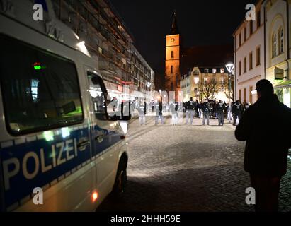 Bernau, Deutschland. 24th Januar 2022. Die Polizei sperrte das Gebiet der Bürgermeisterstraße in der Bernauer Innenstadt ab, nachdem sich etwa 100 Menschen hier versammelt hatten. Für eine angekündigte Demonstration gegen die Corona-Regeln hatte sich trotz Aufforderung der Polizei kein Versammlungsleiter gemeldet. Quelle: Soeren Stache/dpa-Zentralbild/dpa/Alamy Live News Stockfoto