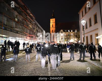 Bernau, Deutschland. 24th Januar 2022. Die Polizei sperrte das Gebiet der Bürgermeisterstraße in der Bernauer Innenstadt ab, nachdem sich dort etwa 100 Menschen versammelt hatten. Für eine angekündigte Demonstration gegen die Corona-Regeln hatte sich trotz Aufforderung der Polizei kein Versammlungsleiter gemeldet. Quelle: Soeren Stache/dpa-Zentralbild/dpa/Alamy Live News Stockfoto