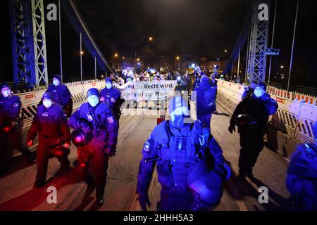 24. Januar 2022, Schleswig-Holstein, Lübeck: Polizeibeamte begleiten Demonstranten in Lübeck. Die Demonstranten tragen ein Transparent mit der Aufschrift: "Wenn Ungerechtigkeit richtig wird, wird Widerstand zur Pflicht" während einer Demonstration gegen die Maßnahmen von Corona. Foto: Christian Charisius/dpa Stockfoto