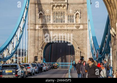 Tower Bridge mit angehobener Brücke, Themse, London Stockfoto