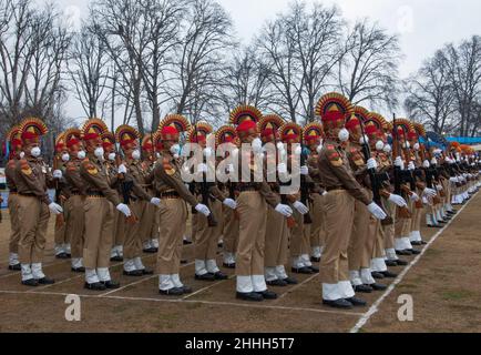 Srinagar, Indien. 24th Januar 2022. (1/24/2022) Indische Soldaten nehmen am 24. Januar 2022 an einer Probe für die bevorstehende Parade zum Republiktag in einem Cricket-Stadion in Srinagar, Indien-Kaschmir, Teil. (Foto: Sajad Hameed/Pacific Press/Sipa USA) Quelle: SIPA USA/Alamy Live News Stockfoto