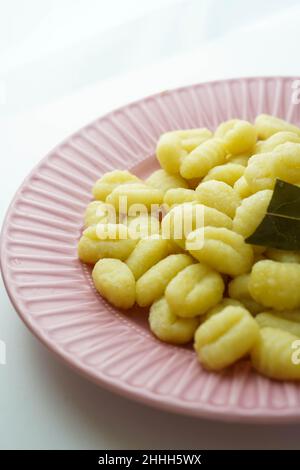 Küchentisch mit frischen Gnocchi zum Kochen Stockfoto
