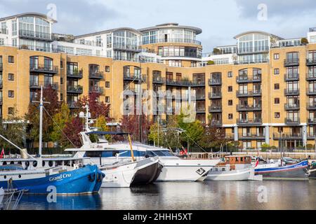 St Katharine Docks Marina Boote und Penthouse-Apartments, London Stockfoto